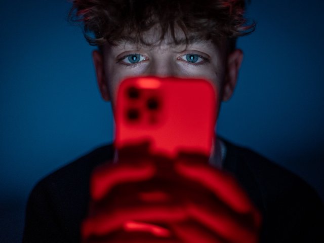 Teenager doom scrolling tiktok